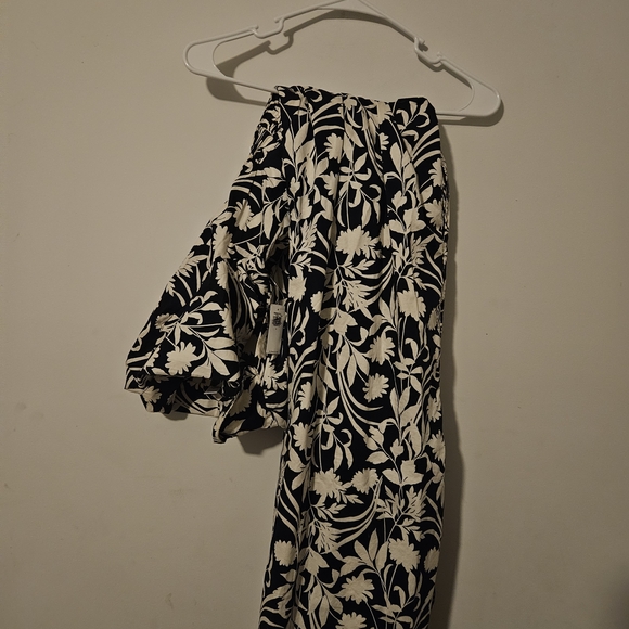 Old Navy Navy and White Floral Maxi Dress - Picture 8 of 8